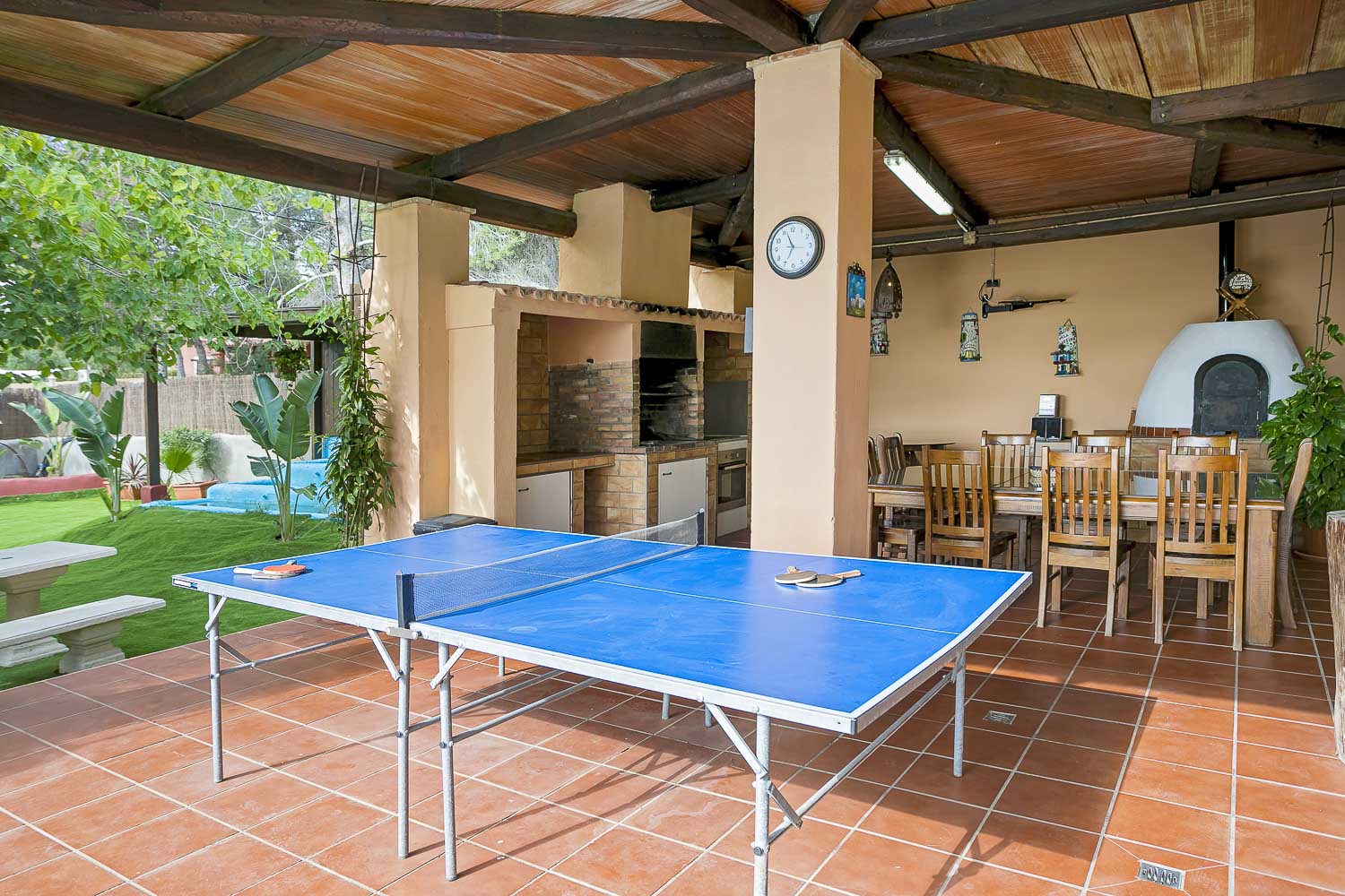 Terraza con comedor, zona barbacoa y mesa de ping-pong